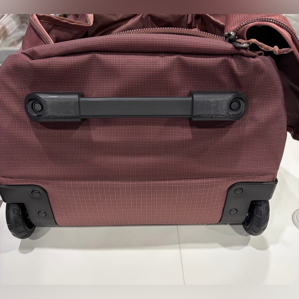 Patagonia Black Hole Wheeled Duffel 40L Dulse Mauve Dark Pink NWT Travel Bag - Picture 4 of 8